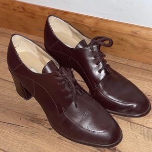 Brown leather Oxford shoes
